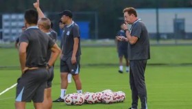 泰山队力争联赛前四：瓦科续约争议与老崔事件影响